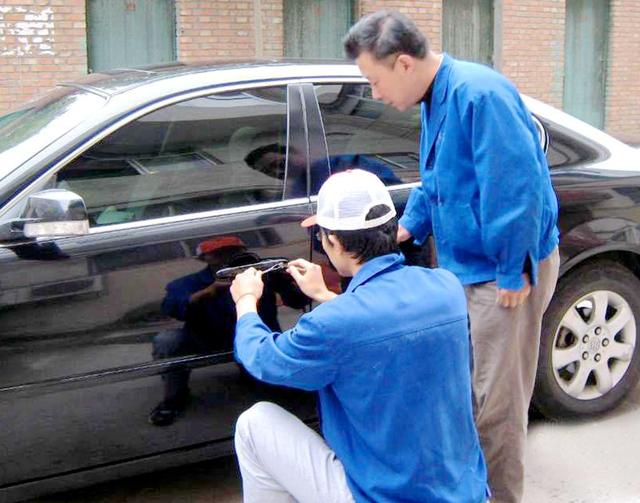 运河大街汽车钥匙丢在车里面怎么办？